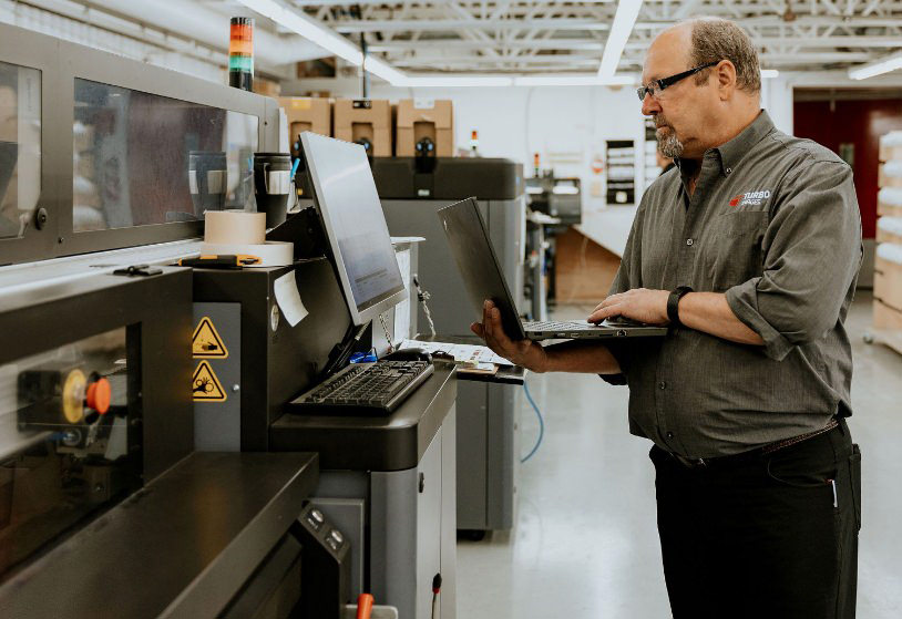 employee_checking_laptop
